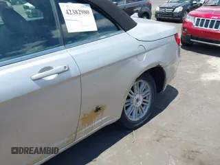 2009 Chrysler Sebring Touring z VIN 1C3LC55D79N539412, wystawiony jako IAAI lot #42382980 z przebiegiem 104 958 mil mil oraz . Historia ofert i sprzedaży dostępna na DreamBid. Obrazek 6.