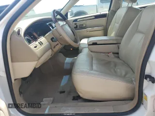2008 Lincoln Town Car Limited z VIN 2LNHM82V38X660959, wystawiony jako Copart lot #57168355 z przebiegiem 194 630 mil mil oraz Szkoda całkowita • Salvage title. Historia ofert i sprzedaży dostępna na DreamBid. Obrazek 7.