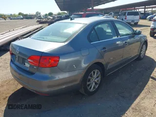 2014 Volkswagen Jetta SE z VIN 3VWD17AJXEM417724, wystawiony jako IAAI lot #42481164 z przebiegiem 98 613 mil mil oraz . Historia ofert i sprzedaży dostępna na DreamBid. Obrazek 4.