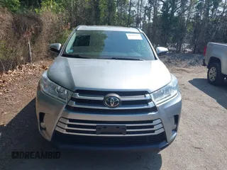 2018 Toyota Highlander SE z VIN 5TDJZRFH8JS526290, wystawiony jako IAAI lot #42393316 z przebiegiem 69 650 mil mil oraz . Historia ofert i sprzedaży dostępna na DreamBid. Obrazek 12.