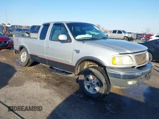 2003 Ford F-150 XL z VIN 1FTRX18W53NA29776, wystawiony jako IAAI lot #41413445 z przebiegiem 231 533 mil mil oraz . Historia ofert i sprzedaży dostępna na DreamBid. Obrazek 1.