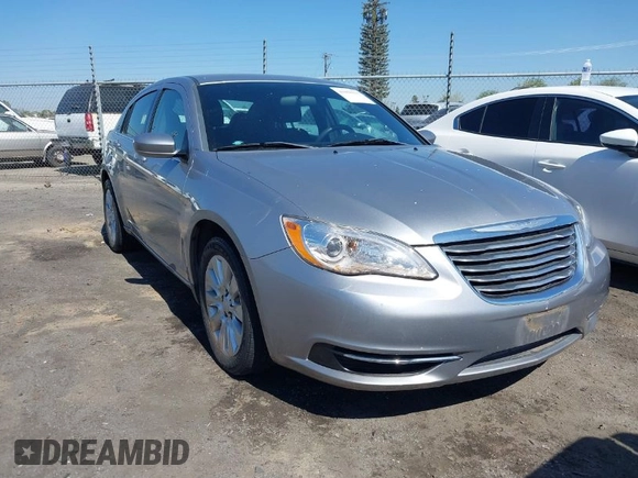 2014 Chrysler 200 LX z VIN 1C3CCBAB3EN231263, wystawiony jako IAAI lot #41858333 z przebiegiem 63 100 mil mil oraz . Historia ofert i sprzedaży dostępna na DreamBid. Obrazek 1.