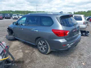 2019 Nissan Pathfinder S z VIN 5N1DR2MMXKC596621, wystawiony jako IAAI lot #42158372 z przebiegiem 71 796 mil mil oraz . Historia ofert i sprzedaży dostępna na DreamBid. Obrazek 3.
