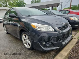 2009 Toyota Matrix S z VIN 2T1KE40EX9C021017, wystawiony jako Copart lot #57352005 z przebiegiem 120 332 mil mil oraz Czysty tytuł • Clean title. Historia ofert i sprzedaży dostępna na DreamBid. Obrazek 1.