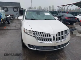 2012 Lincoln MKT EcoBoost z VIN 2LMHJ5AT6CBL50239, wystawiony jako IAAI lot #41923179 z przebiegiem 215 418 mil mil oraz . Historia ofert i sprzedaży dostępna na DreamBid. Obrazek 11.