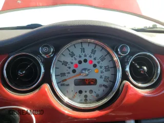 2005 MINI Convertible z VIN WMWRF33505TG13448, wystawiony jako Copart lot #46101305 z przebiegiem 106 942 mil mil oraz Szkoda całkowita • Salvage title. Historia ofert i sprzedaży dostępna na DreamBid. Obrazek 9.