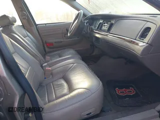 2002 Ford Crown Victoria LX z VIN 2FAFP74W32X159473, wystawiony jako IAAI lot #41759610 z przebiegiem 86 523 mil mil oraz . Historia ofert i sprzedaży dostępna na DreamBid. Obrazek 5.