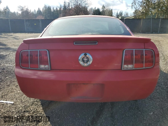 2008 Ford Mustang Deluxe z VIN 1ZVHT80NX85126043, wystawiony jako Copart lot #47953715 z przebiegiem 213 529 mil mil oraz Szkoda całkowita • Salvage title. Historia ofert i sprzedaży dostępna na DreamBid. Obrazek 6.