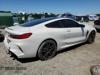 2023 BMW M8 Competition z VIN WBSAE0C04PCL03625, wystawiony jako Copart lot #52190975 z przebiegiem Nie podano mil oraz Nie do naprawy. Historia ofert i sprzedaży dostępna na DreamBid. Obrazek 3.
