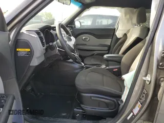 2019 Kia Soul z VIN KNDJN2A22K7637757, wystawiony jako Copart lot #52744765 z przebiegiem Nie podano mil oraz Czysty tytuł • Clean title. Historia ofert i sprzedaży dostępna na DreamBid. Obrazek 7.