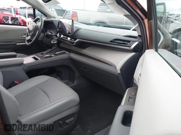 2022 Toyota Sienna XLE with VIN 5TDJRKEC4NS096017, listed as a IAAI auction lot 41708210 with 50,942 mi miles. Bid and sale history available at carsss.com. Image 5.