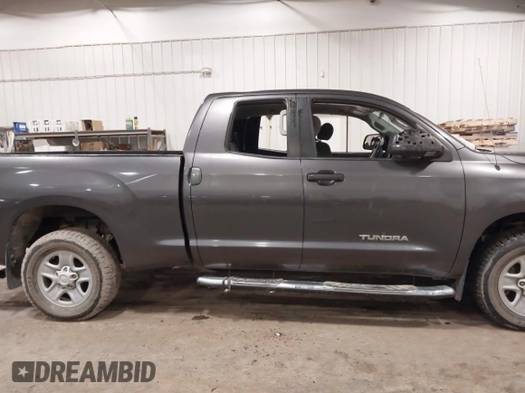 2013 Toyota Tundra z VIN 5TFUM5F11DX045948, wystawiony jako IAAI lot #41687797 z przebiegiem 177 579 mil mil oraz . Historia ofert i sprzedaży dostępna na DreamBid. Obrazek 13.