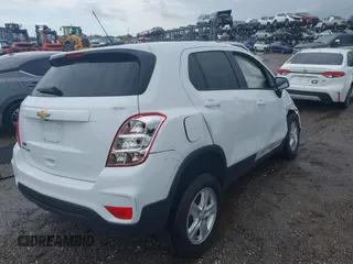 2022 Chevrolet Trax LS z VIN KL7CJNSM7NB543376, wystawiony jako IAAI lot #42245284 z przebiegiem 74 681 mil mil oraz . Historia ofert i sprzedaży dostępna na DreamBid. Obrazek 4.