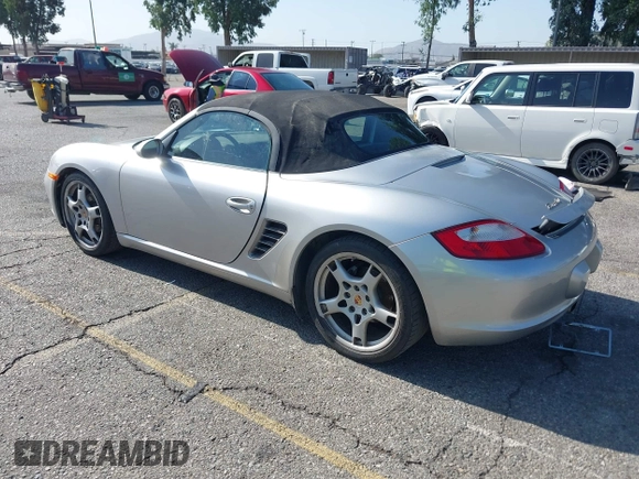 2007 Porsche Boxster z VIN WP0CA29837U710558, wystawiony jako IAAI lot #42506943 z przebiegiem 129 446 mil mil oraz . Historia ofert i sprzedaży dostępna na DreamBid. Obrazek 3.