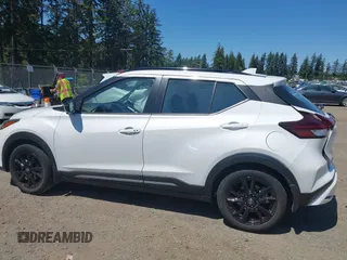 2023 Nissan Kicks SR z VIN 3N1CP5DV3PL539997, wystawiony jako IAAI lot #42352528 z przebiegiem 52 259 mil mil oraz . Historia ofert i sprzedaży dostępna na DreamBid. Obrazek 14.