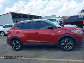 2020 Nissan Kicks SV z VIN 3N1CP5CV7LL574165, wystawiony jako IAAI lot #42161066 z przebiegiem 86 778 mil mil oraz . Historia ofert i sprzedaży dostępna na DreamBid. Obrazek 13.