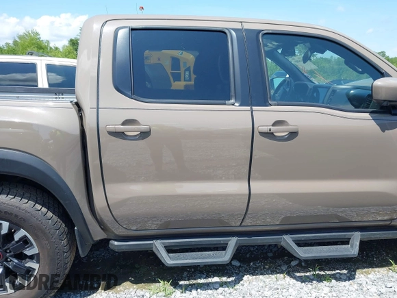 2023 Nissan Frontier Pro-4X z VIN 1N6ED1EK1PN602636, wystawiony jako IAAI lot #42018405 z przebiegiem 58 012 mil mil oraz . Historia ofert i sprzedaży dostępna na DreamBid. Obrazek 13.