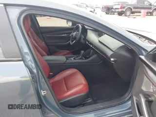 2022 Mazda 3 Carbon Edition z VIN 3MZBPACL7NM313242, wystawiony jako IAAI lot #42095279 z przebiegiem 30 787 mil mil oraz . Historia ofert i sprzedaży dostępna na DreamBid. Obrazek 5.