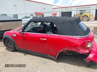 2013 MINI Convertible S z VIN WMWZP3C50DT297624, wystawiony jako IAAI lot #42558374 z przebiegiem 55 106 mil mil oraz . Historia ofert i sprzedaży dostępna na DreamBid. Obrazek 15.