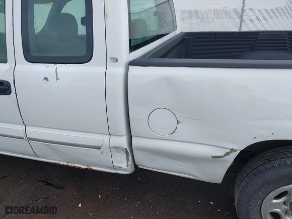 2003 Chevrolet Silverado 1500 Work Truck with VIN 2GCEC19XX31120402, listed as a IAAI auction lot 41638819 with 186,034 mi miles. Bid and sale history available at carsss.com. Image 6.