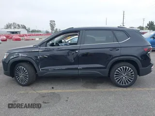 2025 Volkswagen Taos z VIN 3VVSC7B22SM011056, wystawiony jako IAAI lot #41889662 z przebiegiem 75 mil mil oraz . Historia ofert i sprzedaży dostępna na DreamBid. Obrazek 15.