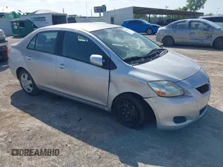 2012 Toyota Yaris z VIN JTDBT4K33CL022849, wystawiony jako IAAI lot #42449352 z przebiegiem 186 414 mil mil oraz . Historia ofert i sprzedaży dostępna na DreamBid. Obrazek 1.