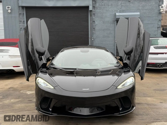 2023 McLaren GT z VIN SBM22GCA3PW002548, wystawiony jako Copart lot #52157855 z przebiegiem 779 mil mil oraz Szkody całkowita. Historia ofert i sprzedaży dostępna na DreamBid. Obrazek 10.