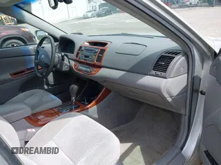 2003 Toyota Camry LE z VIN 4T1BE32K93U260416, wystawiony jako IAAI lot #42300847 z przebiegiem 110 918 mil mil oraz . Historia ofert i sprzedaży dostępna na DreamBid. Obrazek 5.
