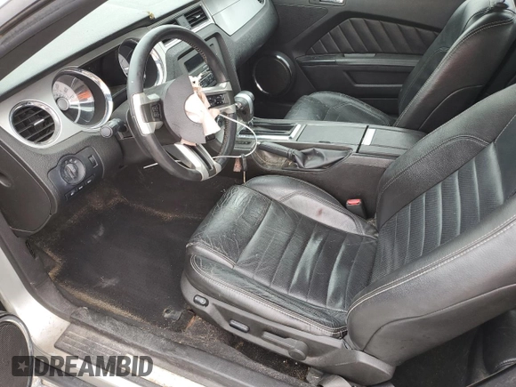 2010 Ford Mustang V6 z VIN 1ZVBP8EN0A5121975, wystawiony jako Copart lot #52117343 z przebiegiem 204 966 mil mil oraz Szkoda całkowita • Salvage title. Historia ofert i sprzedaży dostępna na DreamBid. Obrazek 7.