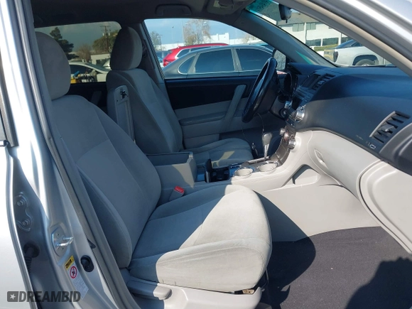 2011 Toyota Highlander with VIN 5TDZK3EH4BS039725, listed as a IAAI auction lot 41434516 with 220,992 mi miles. Bid and sale history available at carsss.com. Image 5.