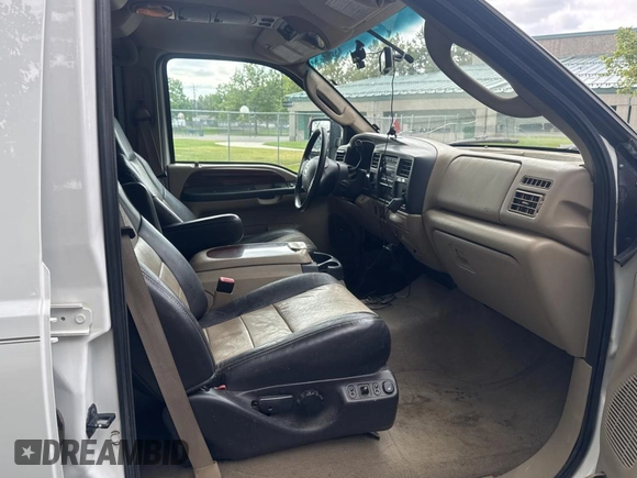 2005 Ford Excursion Eddie Bauer z VIN 1FMNU45S55ED43971, wystawiony jako Copart lot #62346055 z przebiegiem 216 668 mil mil oraz Czysty tytuł • Clean title. Historia ofert i sprzedaży dostępna na DreamBid. Obrazek 5.