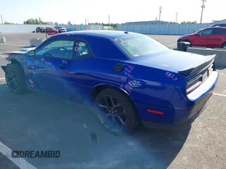 2019 Dodge Challenger SXT z VIN 2C3CDZAG0KH530232, wystawiony jako IAAI lot #42101045 z przebiegiem 57 693 mil mil oraz . Historia ofert i sprzedaży dostępna na DreamBid. Obrazek 3.