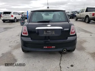 2011 MINI Hardtop z VIN WMWSU3C57BTX97044, wystawiony jako Copart lot #43625955 z przebiegiem 15 401 mil mil oraz Szkody całkowita. Historia ofert i sprzedaży dostępna na DreamBid. Obrazek 6.