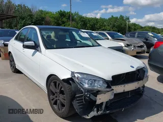 2009 Mercedes-Benz C 300 Sport z VIN WDDGF54X79R074158, wystawiony jako IAAI lot #42353528 z przebiegiem 158 122 mil mil oraz . Historia ofert i sprzedaży dostępna na DreamBid. Obrazek 1.