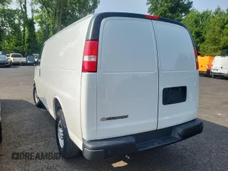 2022 Chevrolet Express Cargo z VIN 1GCWGAFP2N1259977, wystawiony jako IAAI lot #42566204 z przebiegiem 42 647 mil mil oraz . Historia ofert i sprzedaży dostępna na DreamBid. Obrazek 1.
