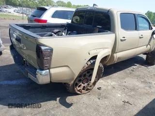2017 Toyota Tacoma SR5 z VIN 3TMAZ5CN1HM026355, wystawiony jako IAAI lot #42060428 z przebiegiem 165 096 mil mil oraz . Historia ofert i sprzedaży dostępna na DreamBid. Obrazek 4.
