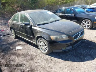 2005 Volvo S40 with VIN YV1MS382152082166, listed as a IAAI auction lot 41823251 with 231,032 mi miles. Bid and sale history available at carsss.com. Image 1.