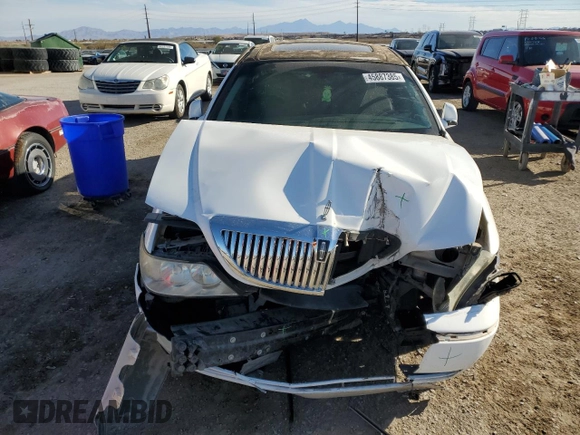 2005 Lincoln Town Car Signature Limited z VIN 1LNHM82W05Y613098, wystawiony jako Copart lot #45887385 z przebiegiem Nie podano mil oraz Szkoda całkowita • Salvage title. Historia ofert i sprzedaży dostępna na DreamBid. Obrazek 5.