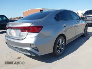 2023 Kia Forte LXS z VIN 3KPF24AD1PE592622, wystawiony jako IAAI lot #42011998 z przebiegiem 20 746 mil mil oraz . Historia ofert i sprzedaży dostępna na DreamBid. Obrazek 4.