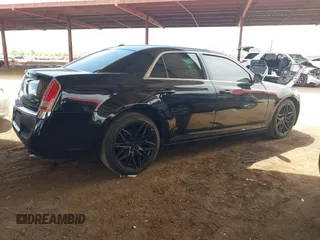 2013 Chrysler 300 S z VIN 2C3CCABG0DH506468, wystawiony jako IAAI lot #42050252 z przebiegiem 145 467 mil mil oraz . Historia ofert i sprzedaży dostępna na DreamBid. Obrazek 4.