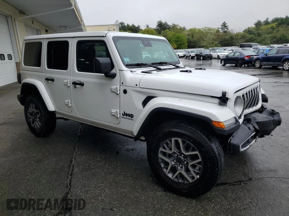 2025 Jeep Wrangler Sahara z VIN 1C4PJXEN6SW546780, wystawiony jako Copart lot #55800685 z przebiegiem 6 063 mil mil oraz Czysty tytuł • Clean title. Historia ofert i sprzedaży dostępna na DreamBid. Obrazek 4.