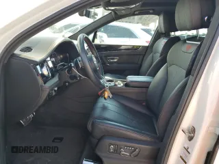 2019 Bentley Bentayga V8 z VIN SJAAM2ZV7KC025449, wystawiony jako Copart lot #62903583 z przebiegiem 12 615 mil mil oraz . Historia ofert i sprzedaży dostępna na DreamBid. Obrazek 7.
