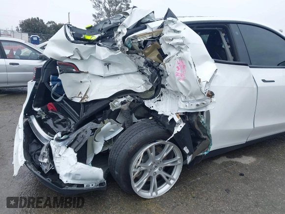 2021 Tesla Model Y Long Range with VIN 5YJYGAEE2MF260142, listed as a IAAI auction lot 41808666 with 87,316 mi miles and . Bid and sale history available at DreamBid. Image 6.