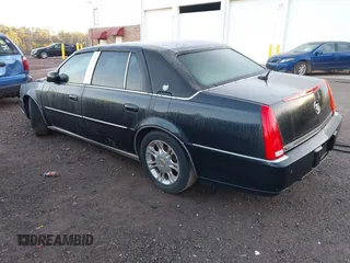 2008 Cadillac DTS 1SA z VIN 1G6KD57Y78U174757, wystawiony jako IAAI lot #41436686 z przebiegiem 158 945 mil mil oraz . Historia ofert i sprzedaży dostępna na DreamBid. Obrazek 3.