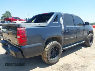 2007 Chevrolet Avalanche LS z VIN 3GNEC120X7G215740, wystawiony jako IAAI lot #42352407 z przebiegiem 183 957 mil mil oraz . Historia ofert i sprzedaży dostępna na DreamBid. Obrazek 4.