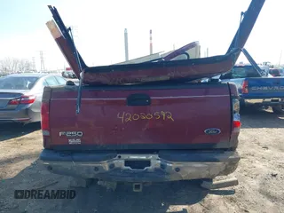 2004 Ford F-250 XL z VIN 1FTNX21P04ED08920, wystawiony jako IAAI lot #42020592 z przebiegiem 160 669 mil mil oraz . Historia ofert i sprzedaży dostępna na DreamBid. Obrazek 17.