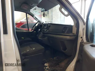 2020 Ford Transit Cargo z VIN 1FTBR1Y87LKA77794, wystawiony jako IAAI lot #41808611 z przebiegiem 70 047 mil mil oraz . Historia ofert i sprzedaży dostępna na DreamBid. Obrazek 5.