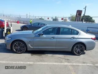 2023 BMW 5 Series 530e z VIN WBA13AG00PCM10164, wystawiony jako IAAI lot #42406603 z przebiegiem 26 770 mil mil oraz . Historia ofert i sprzedaży dostępna na DreamBid. Obrazek 14.