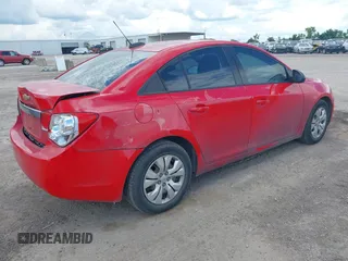 2015 Chevrolet Cruze LS z VIN 1G1PA5SH1F7270312, wystawiony jako IAAI lot #42225925 z przebiegiem 161 923 mil mil oraz . Historia ofert i sprzedaży dostępna na DreamBid. Obrazek 4.
