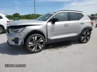 2023 Volvo XC40 Ultimate Dark Theme z VIN YV4L12UX0P2097726, wystawiony jako Copart lot #52389784 z przebiegiem 3594 mil mil oraz Szkody całkowita. Historia ofert i sprzedaży dostępna na DreamBid. Obrazek 1.